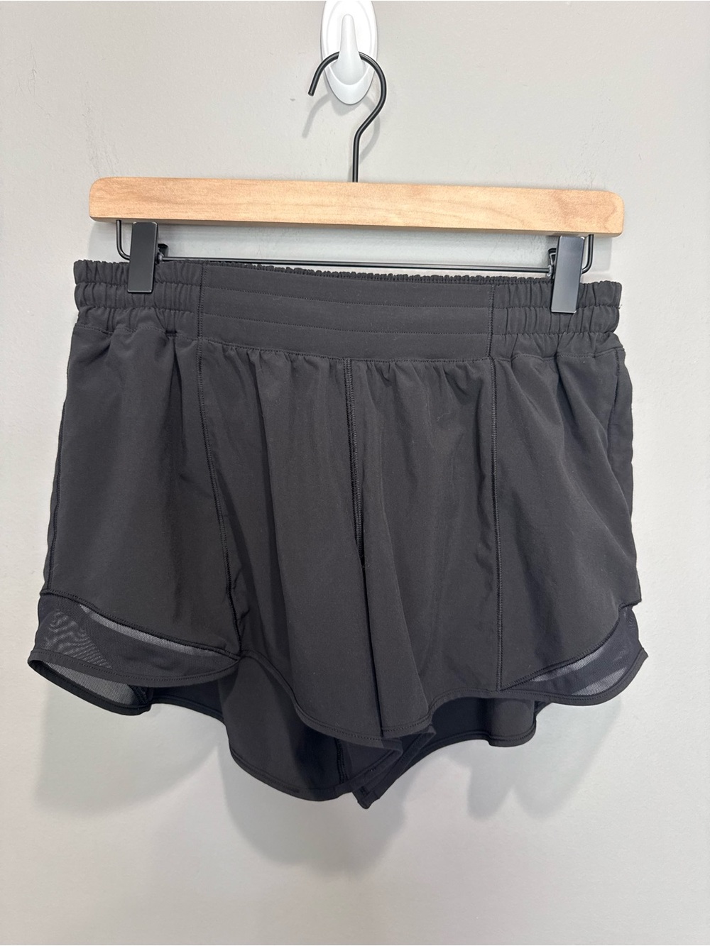 Lululemon Hotty Hot Short II Long 4” Black Size 10 Running Shorts
